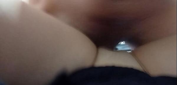Innocent sch00lgirl masturbates while her cousin films her and gets horny. Parte 1